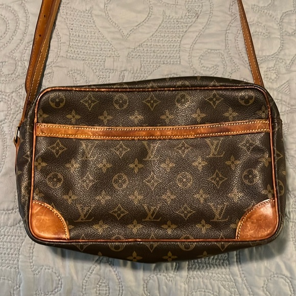 Louis Vuitton Handbags - Louis Vuitton Monogram Leather Vintage Camera Bag